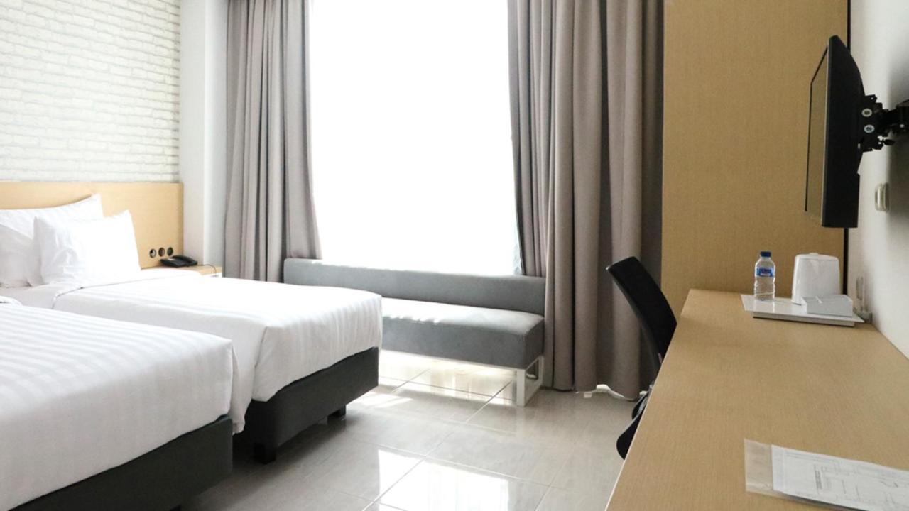 Palm Park Hotel Surabaya Exterior foto