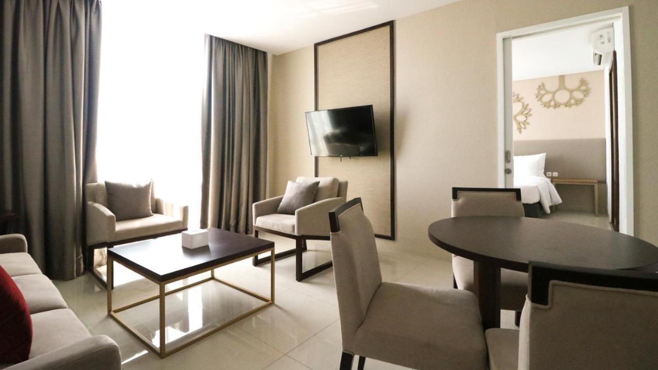 Palm Park Hotel Surabaya Exterior foto