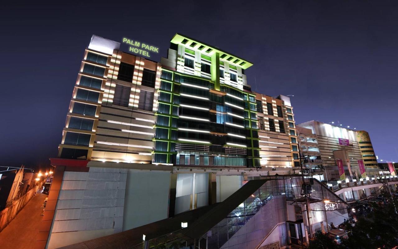 Palm Park Hotel Surabaya Exterior foto