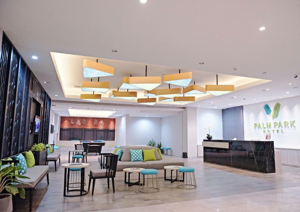 Palm Park Hotel Surabaya Exterior foto